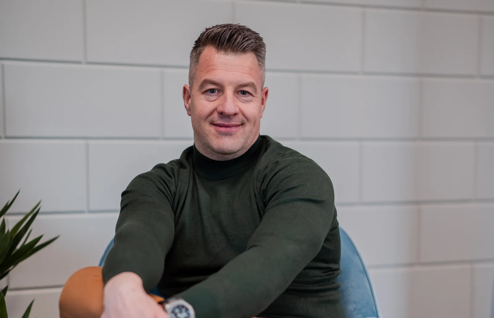Arnold Luitjes in zijn praktijk, ontspannen in een fauteuil